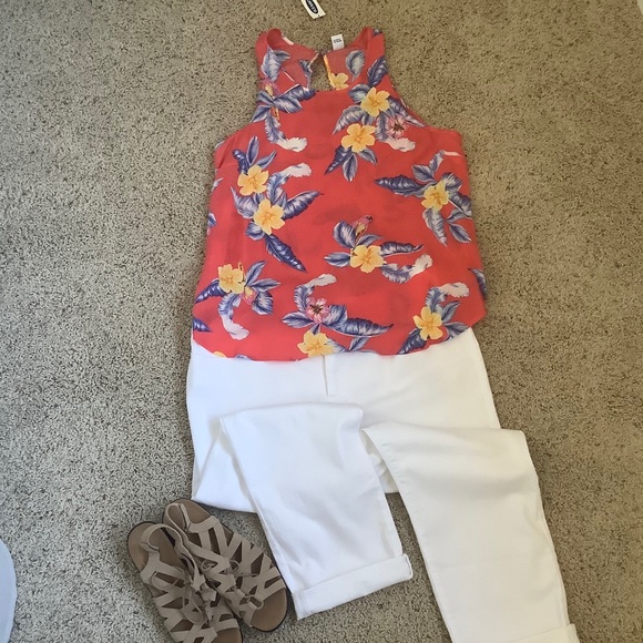 Old Navy Tops - ❤️Cutest Top❤️ NWT Old Navy Floral Top